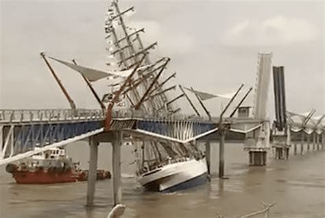 ship hits bridge in parana